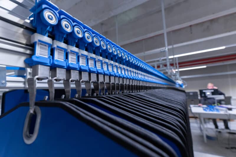 ILS 2100 Hängeträger mit Barcode für lückenloses Track & Trace in der Bekleidungslogistik