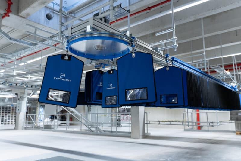 Sortierkreisel mit Sortertaschen – Hängefördertechnik nutzt den Raum unter der Decke