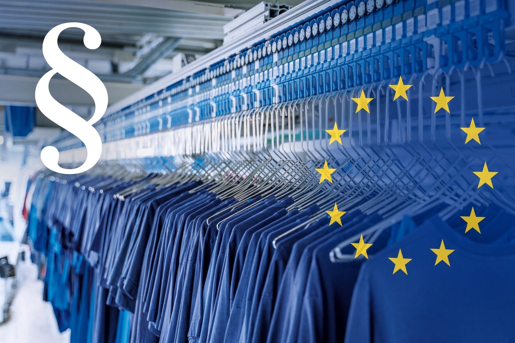 Hänge-Förderanlage in einer Wäscherei mit dunkelblauen Kleidungsstücken an Bügeln, darüber ein weißes Paragraphenzeichen und die Sterne der EU-Flagge.